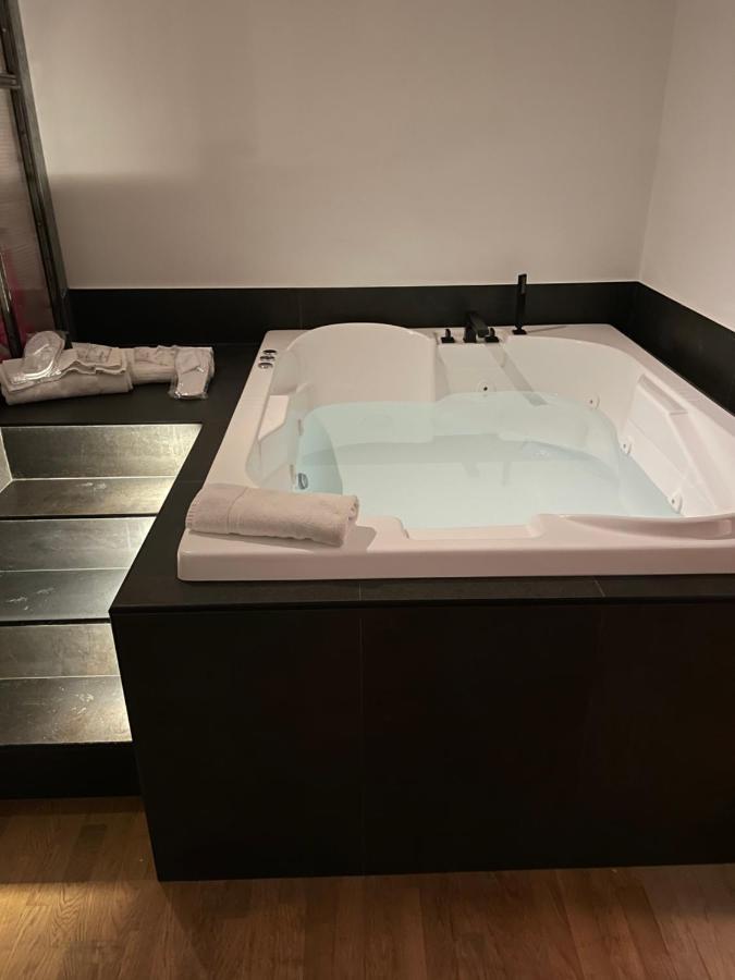 Royalroom2.0-Relaxing Spa & Luxury Apartments ลิโด ดิ ออสเตีย ภายนอก รูปภาพ