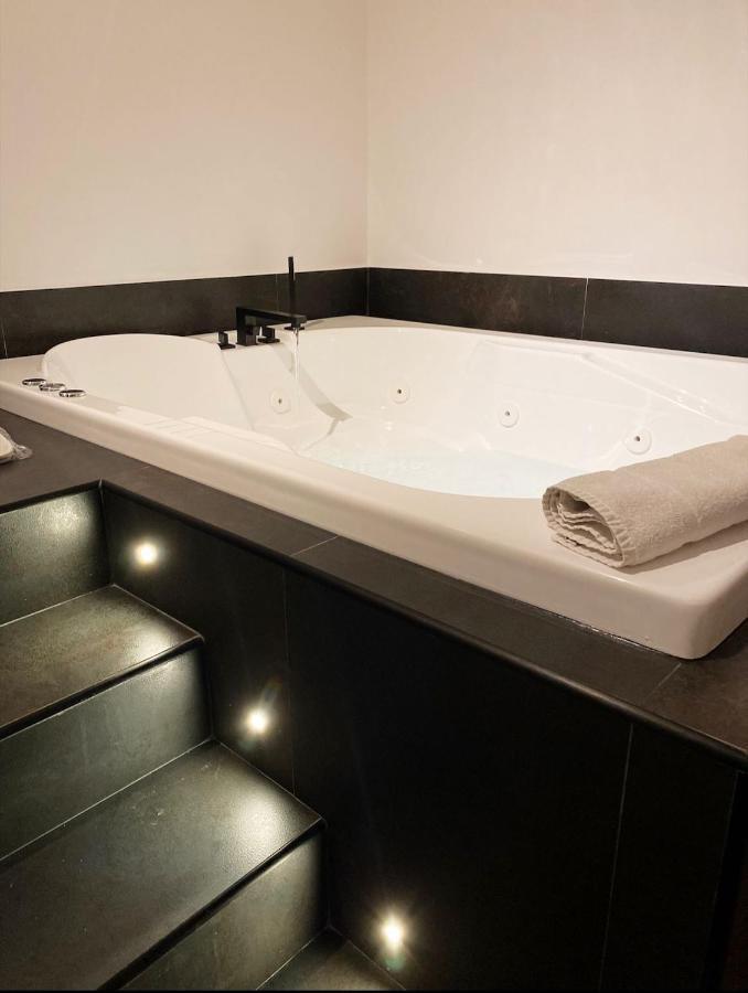 Royalroom2.0-Relaxing Spa & Luxury Apartments ลิโด ดิ ออสเตีย ภายนอก รูปภาพ